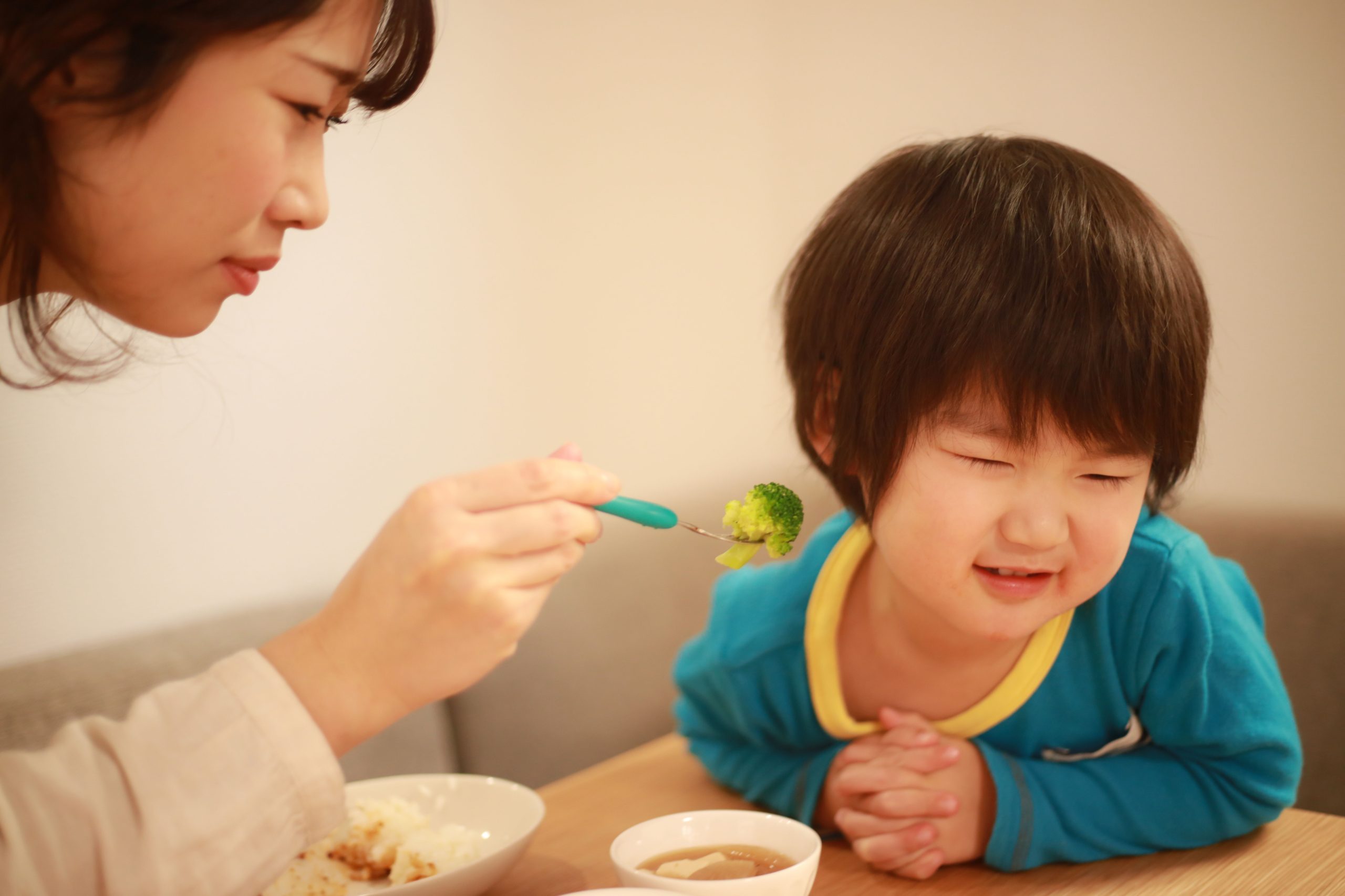 【管理栄養士監修】子どもが幼児食を食べない原因と対策！年齢別の具体策を解説