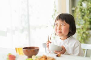 2歳児のご飯のおすすめレシピ30選！食事の量や栄養バランスについても解説