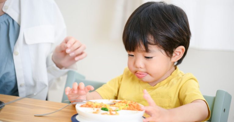 2歳の子どもがご飯を食べずにお菓子ばかり…対策や工夫について解決策をご紹介